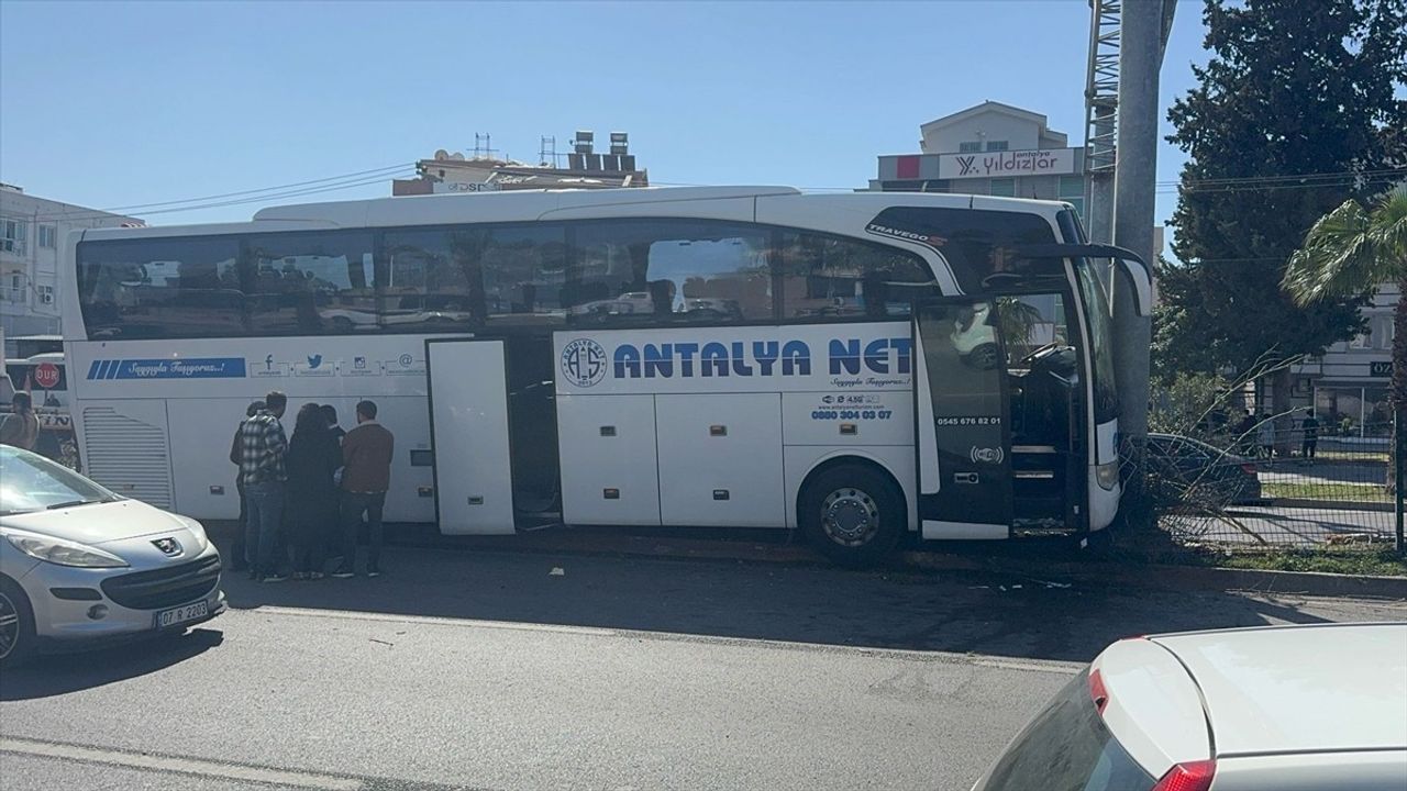 Antalya'da Yolcu Otobüsü Ağaçlara Çarptı: 6 Yaralı