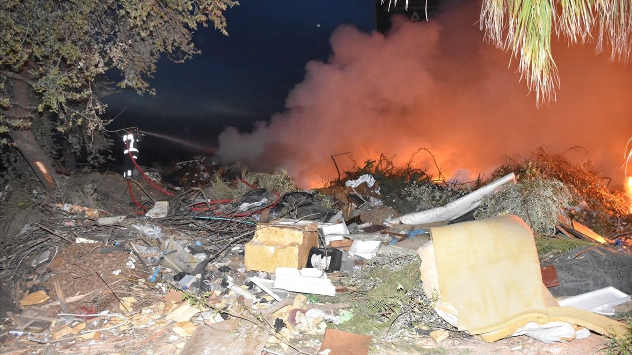 Antalya'nın Kepez İlçesinde Atık Arazisinde Yangın Çıktı