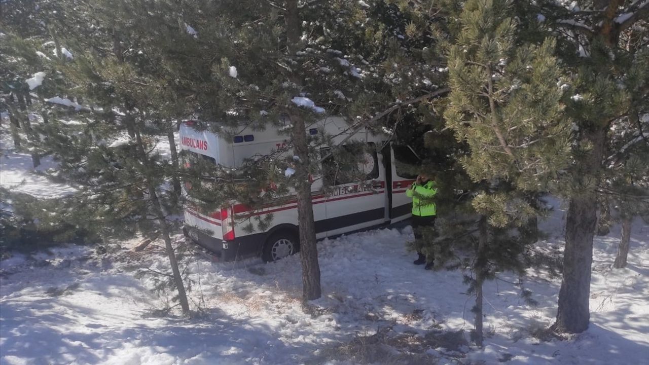 Ardahan'da Ambulans Kazası: 3 Sağlık Personeli Yaralandı