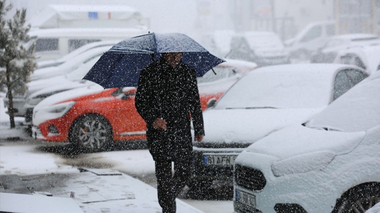 Ardahan-Şavşat Kara Yolu Kar Nedeniyle Tırlara Kapandı