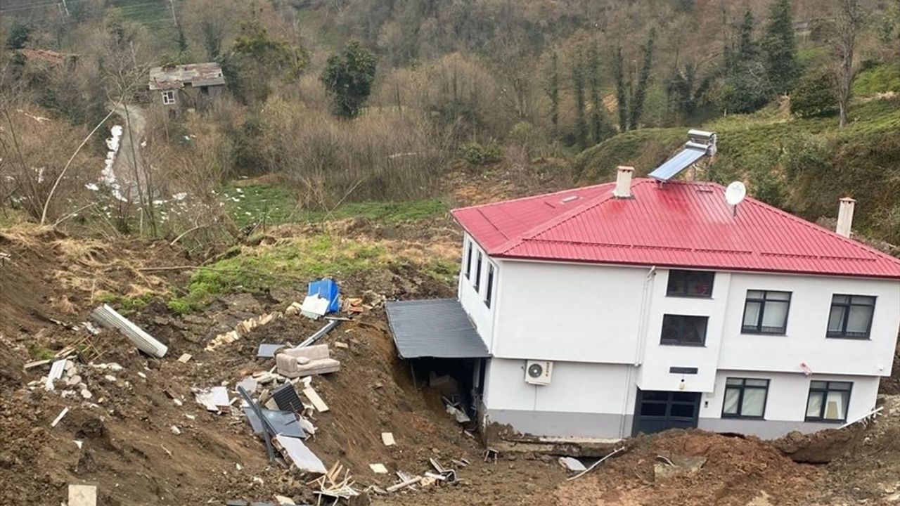 Artvin'de Heyelan: İki Katlı Ev 50 Metre Sürüklendi