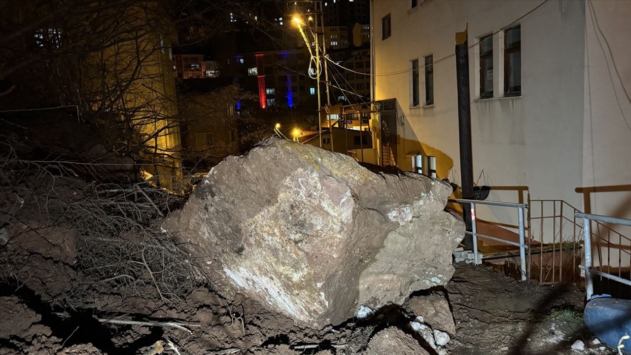 Artvin'de Heyelan Mahalle Yolunu Kapadı