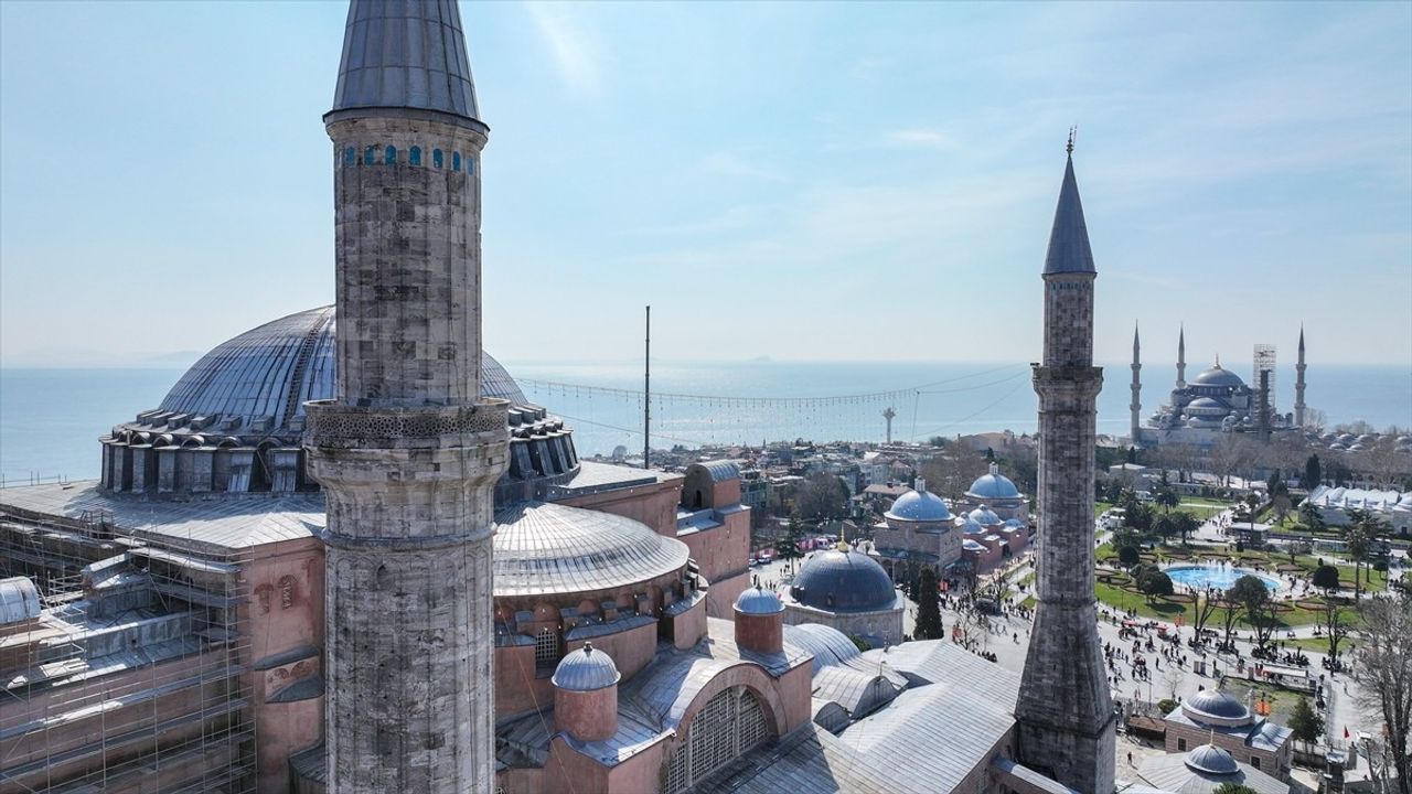 Ayasofya-i Kebir Cami-i Şerifi'nde Mahya Bakımı Yapıldı