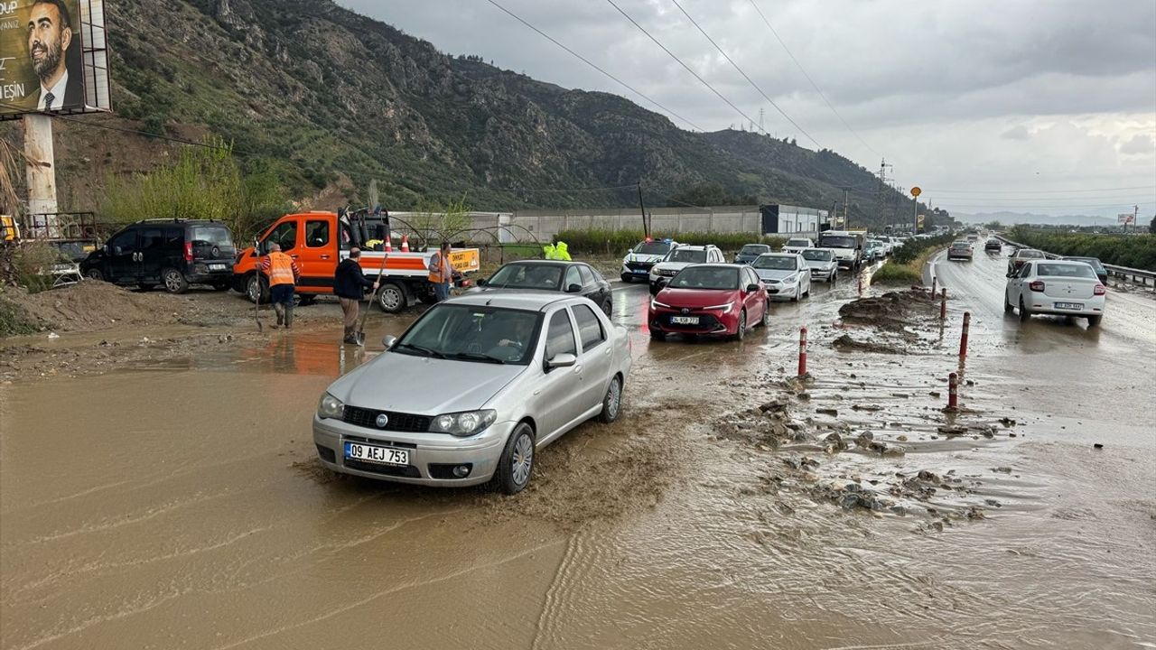 Aydın'da Toprak Kayması Ulaşımı Aksattı