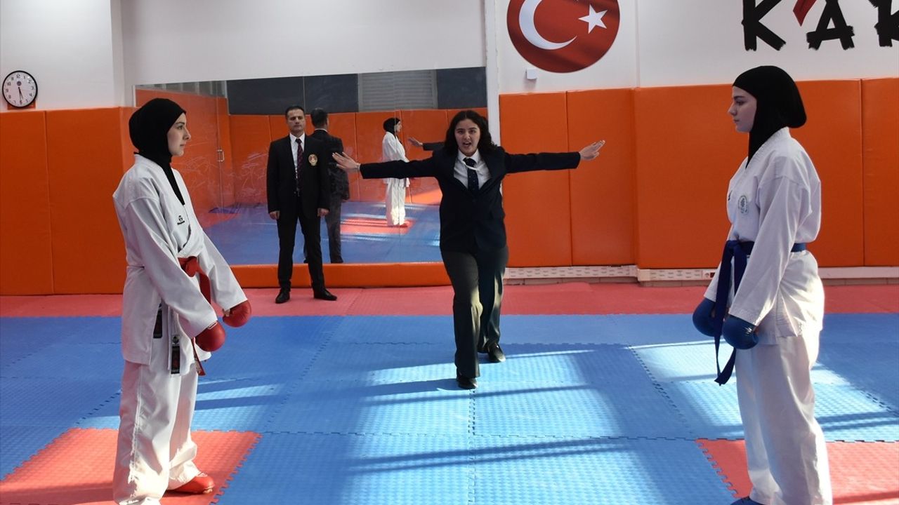Baba-Kız İkilisi Karate Hakemliği Yapıyor: Ortopedi Uzmanı ve Tıp Öğrencisi