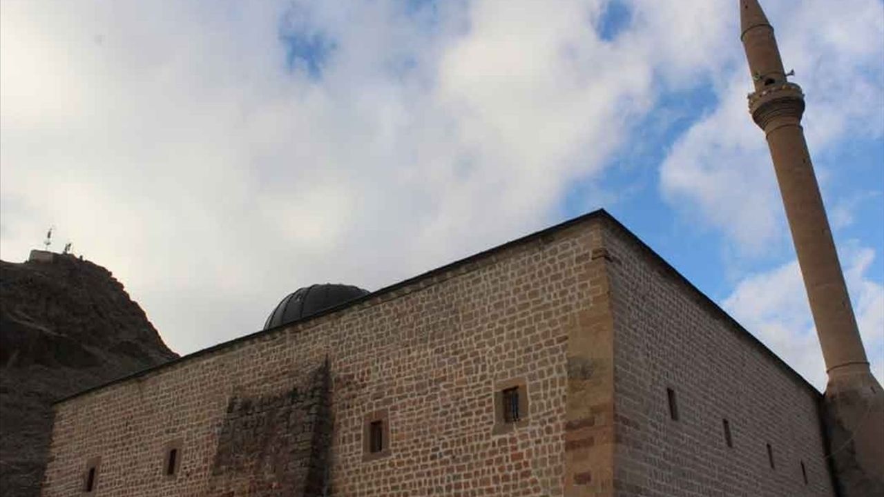 Bakan Ersoy, Depremde Hasar Gören Vakıf Eserlerinin Restorasyonu Hakkında Bilgi Verdi