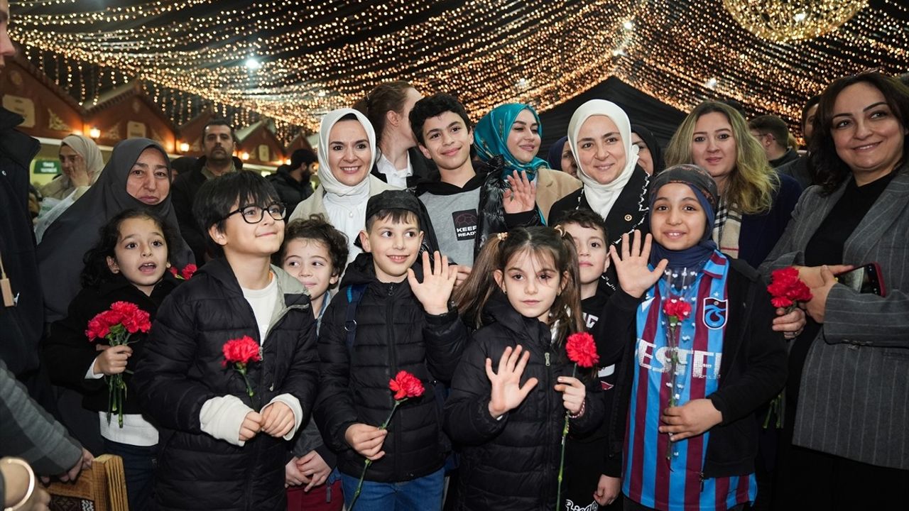 Bakan Göktaş, Başakşehir'de Kadınlara Karanfil Dağıttı