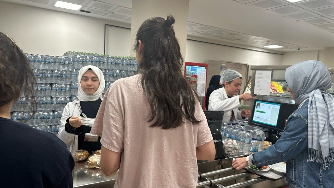 Bakan Göktaş KYK Yurdundaki Öğrencilerle Sahur Yaptı