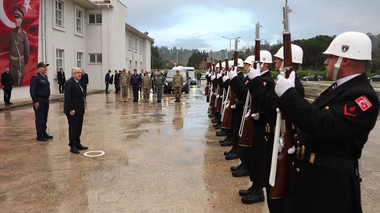 Bakan Güler, Çanakkale'deki Amfibi Kolordu Komutanlığında İncelemede Bulundu
