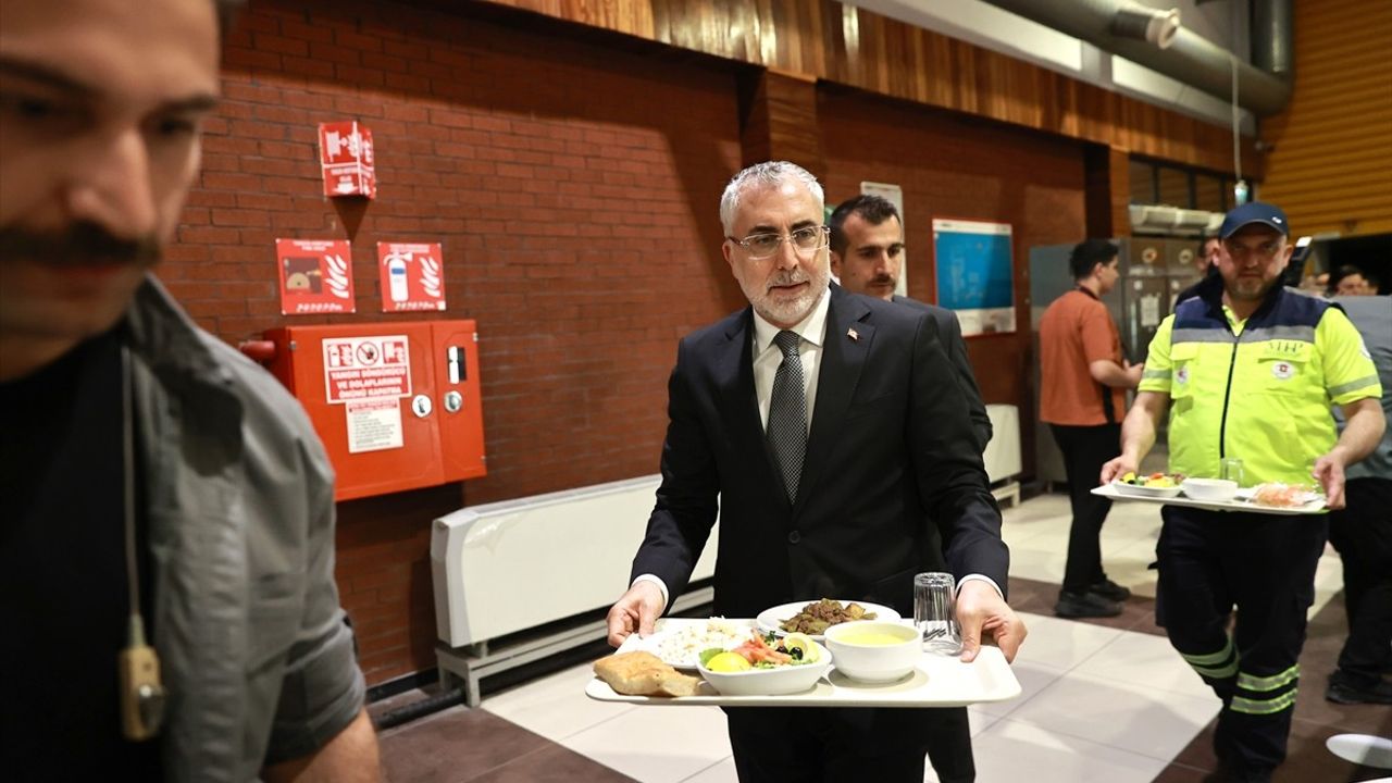 Bakan Işıkhan Mersin Limanı'nda İşçilerle İftarda Buluştu