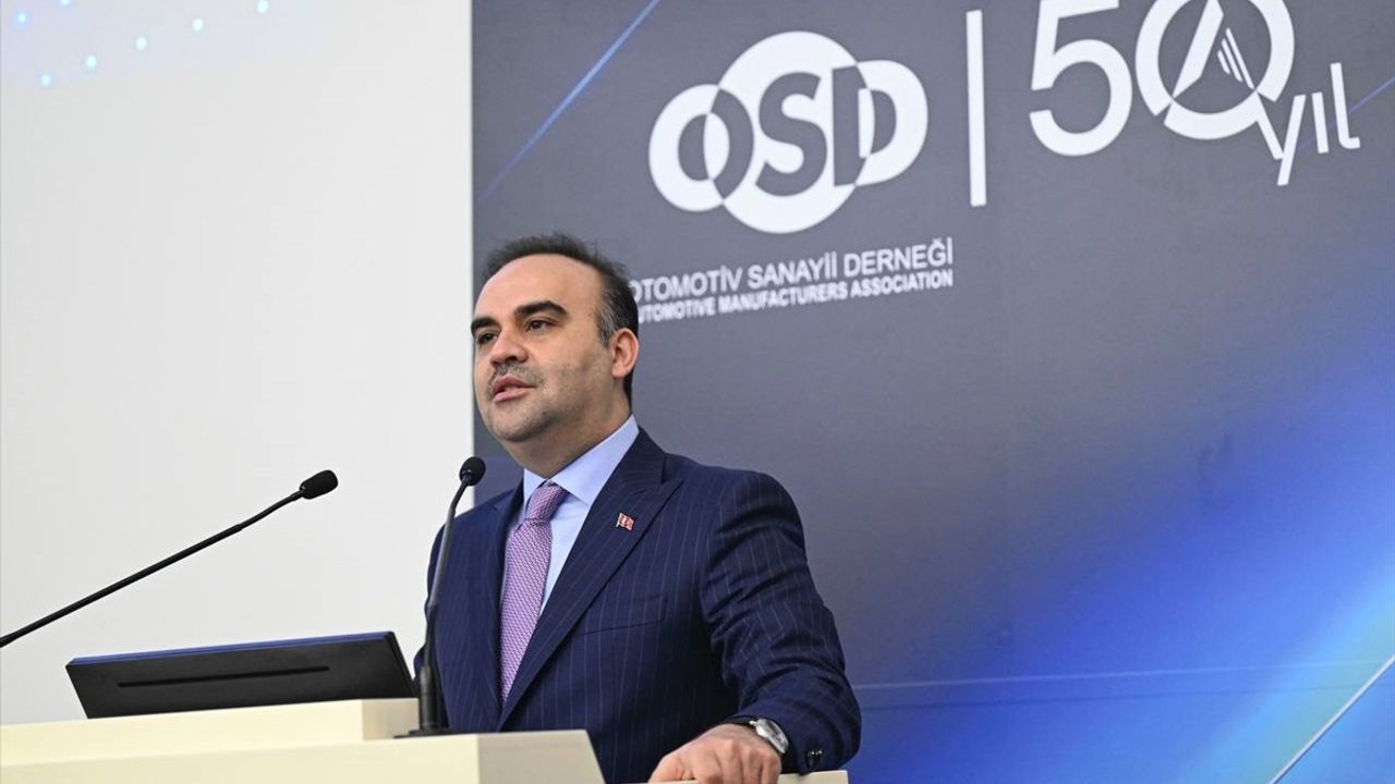 Bakan Kacır: Türkiye Elektrikli Araç Üretiminde Cazibe Merkezi Olma Yolunda İlerliyor