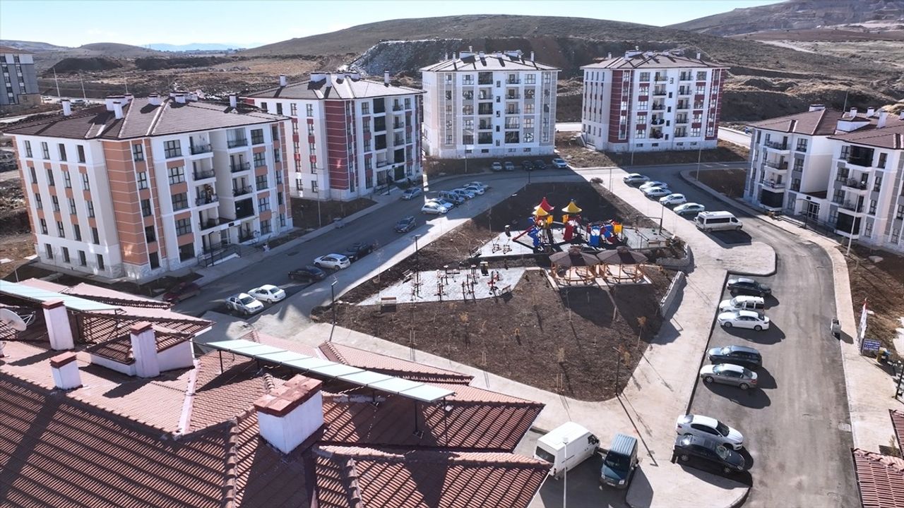 Bakan Kurum'dan Depremzede Çifte Destek: Yeni Yuva Umut Taşıyor