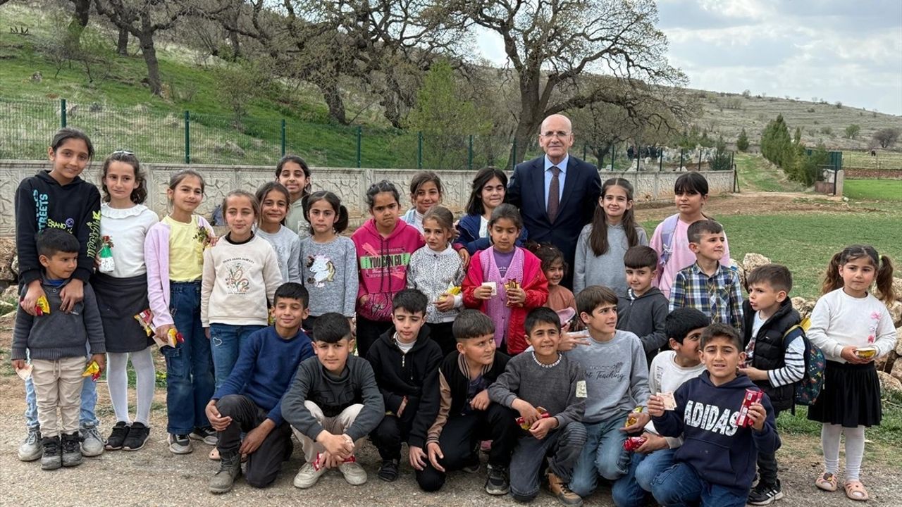 Bakan Şimşek, Bayram Öncesi Batman'da Çocuklarla Bir Araya Geldi