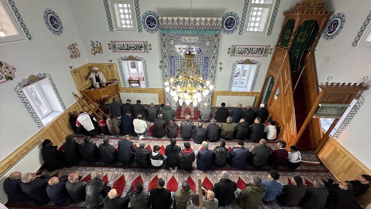 Bakan Tekin, Bayram Namazını Erzurum'da Kıldı: Zulme Karşı Ortak Mesaj