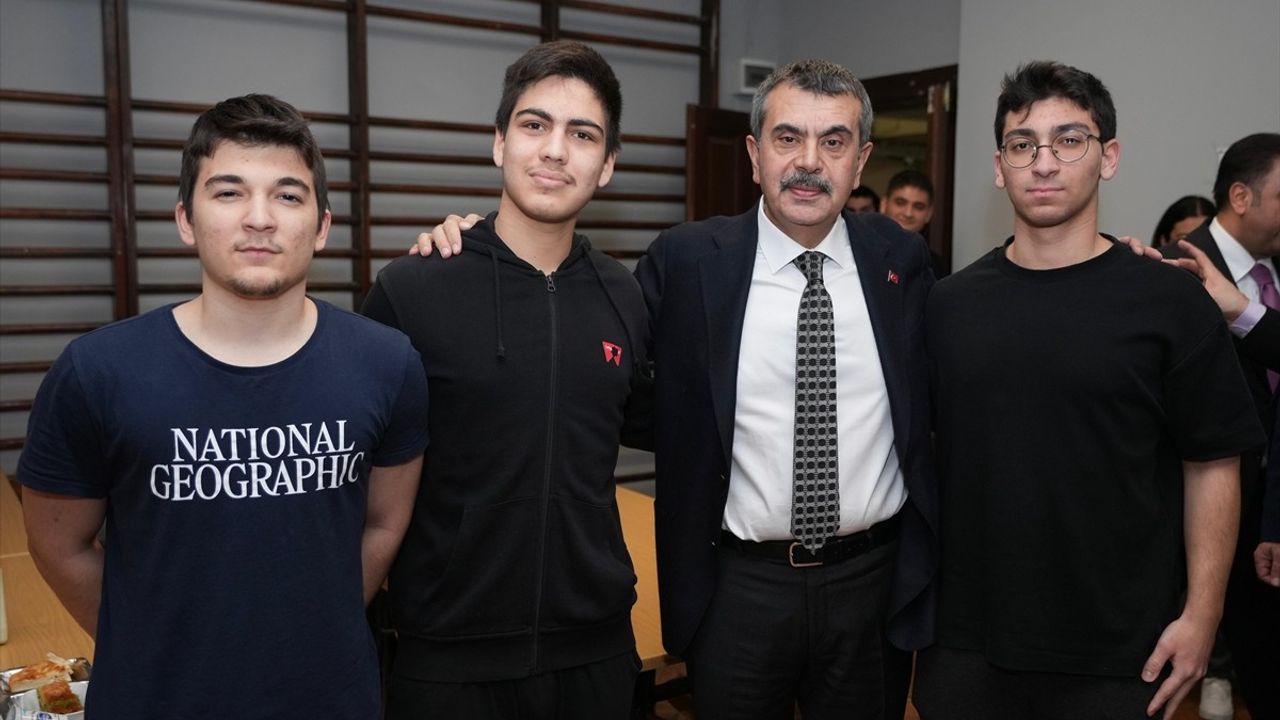 Bakan Tekin, İstanbul Erkek Lisesi Öğrencileriyle İftarda Bir Araya Geldi