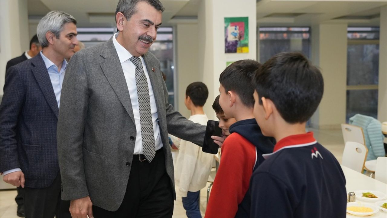 Bakan Tekin, Öğrenci ve Velilerle İftar Sofrasında Bir Araya Geldi