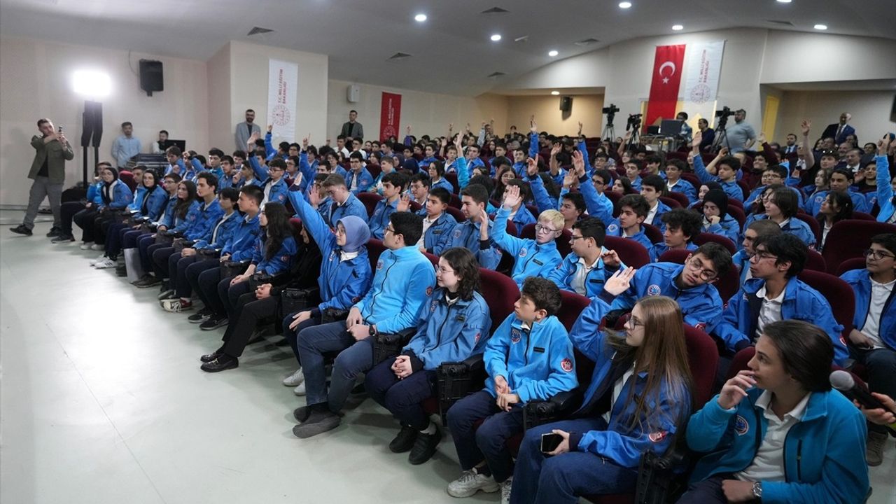 Bakan Tekin, Öğrencilerle Buluştu: 'Teknoloji İle Yetiştiriyoruz'