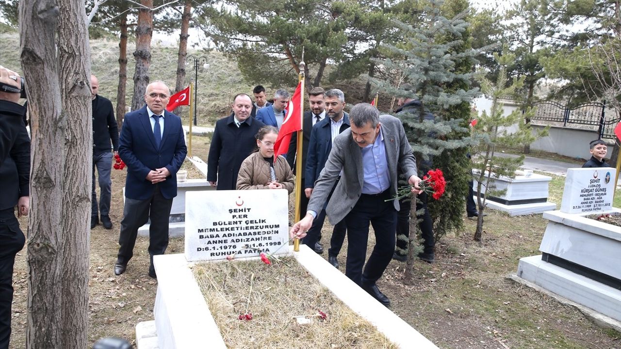 Bakan Yusuf Tekin Erzurum'da Bayram Programında Şehitliği Ziyaret Etti