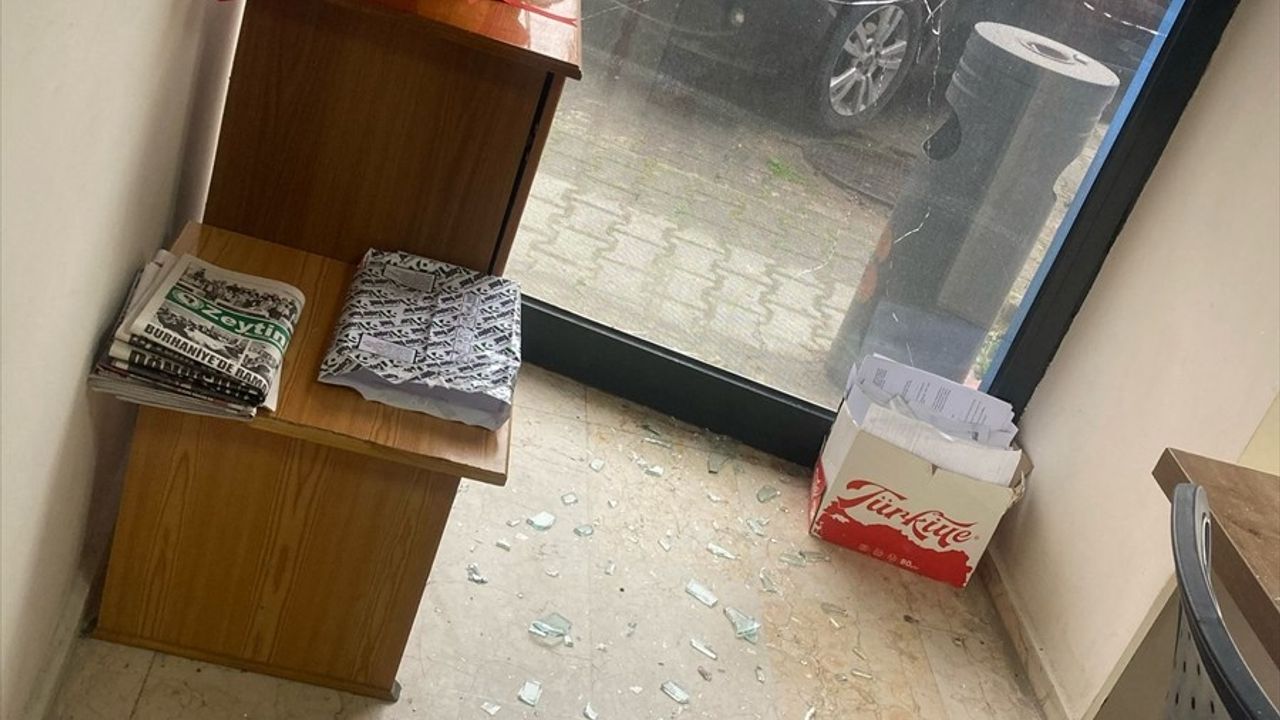 Balıkesir'de AK Parti Burhaniye İlçe Başkanlığı'na Taşlı Saldırı