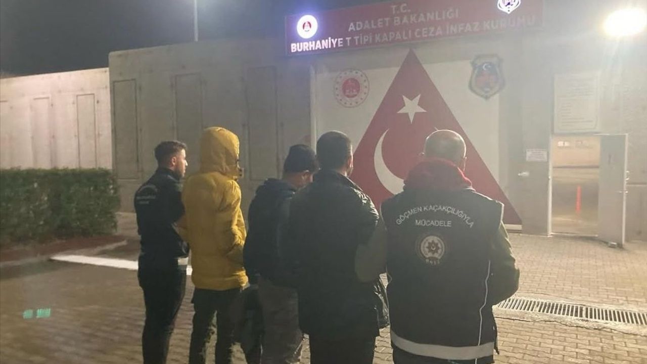 Balıkesir'de Göçmen Kaçakçılığı Operasyonu: 3 Tutuklama