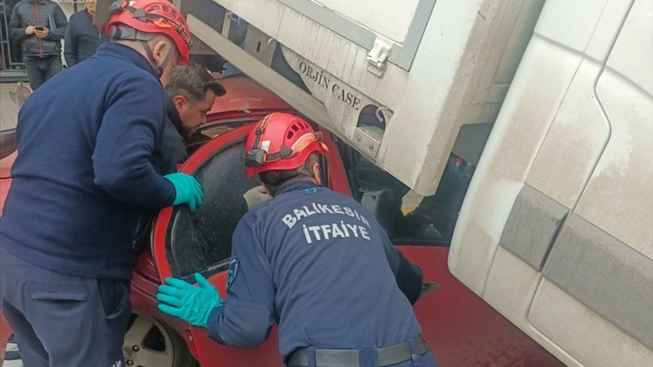 Balıkesir'de Park Halindeki Kamyonete Çarpan Araçta 3 Yaralı