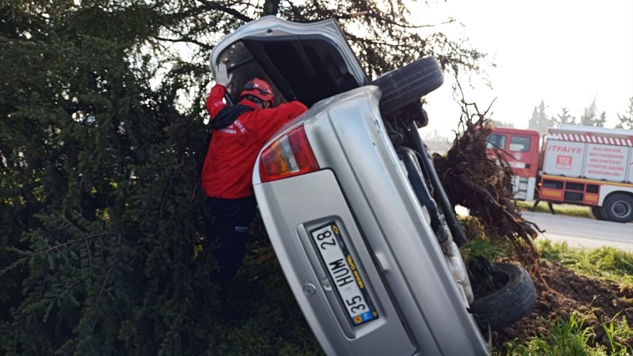 Balıkesir'de Refüje Çarpan Otomobil Kazasında 5 Kişi Yaralandı