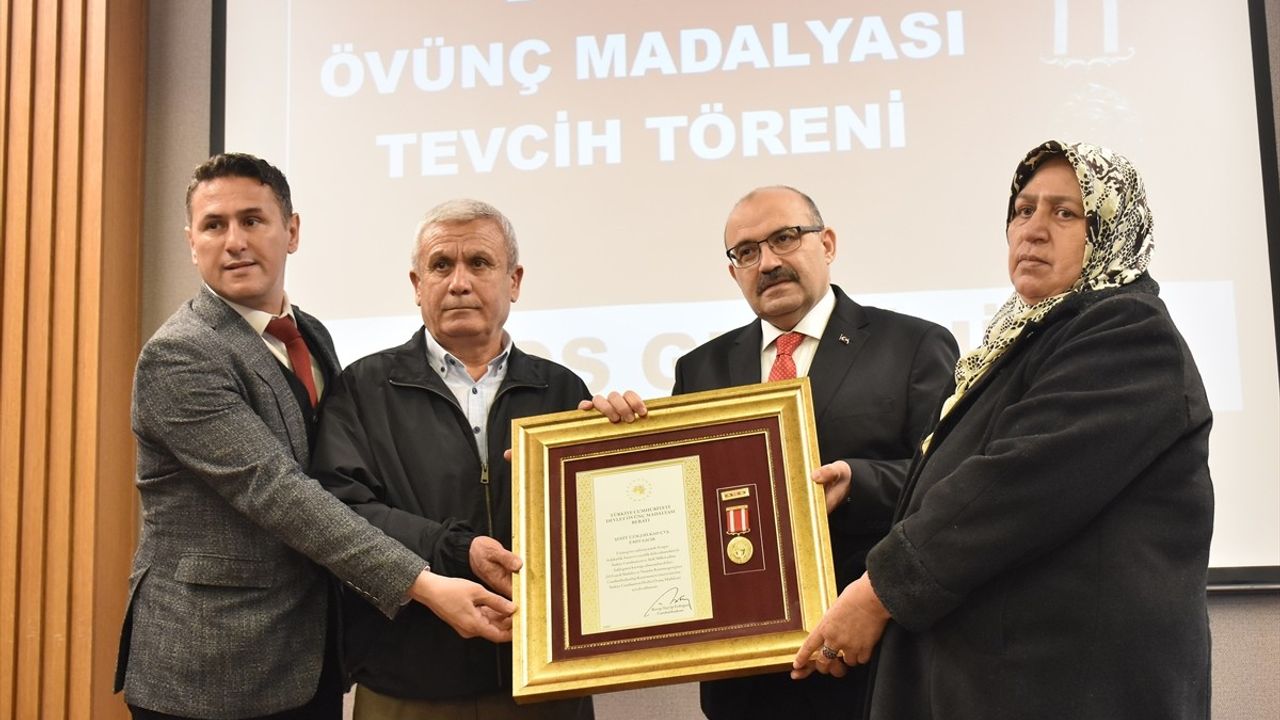 Balıkesir'de Şehit Aileleri ve Gazilere Övünç Madalyası Verildi