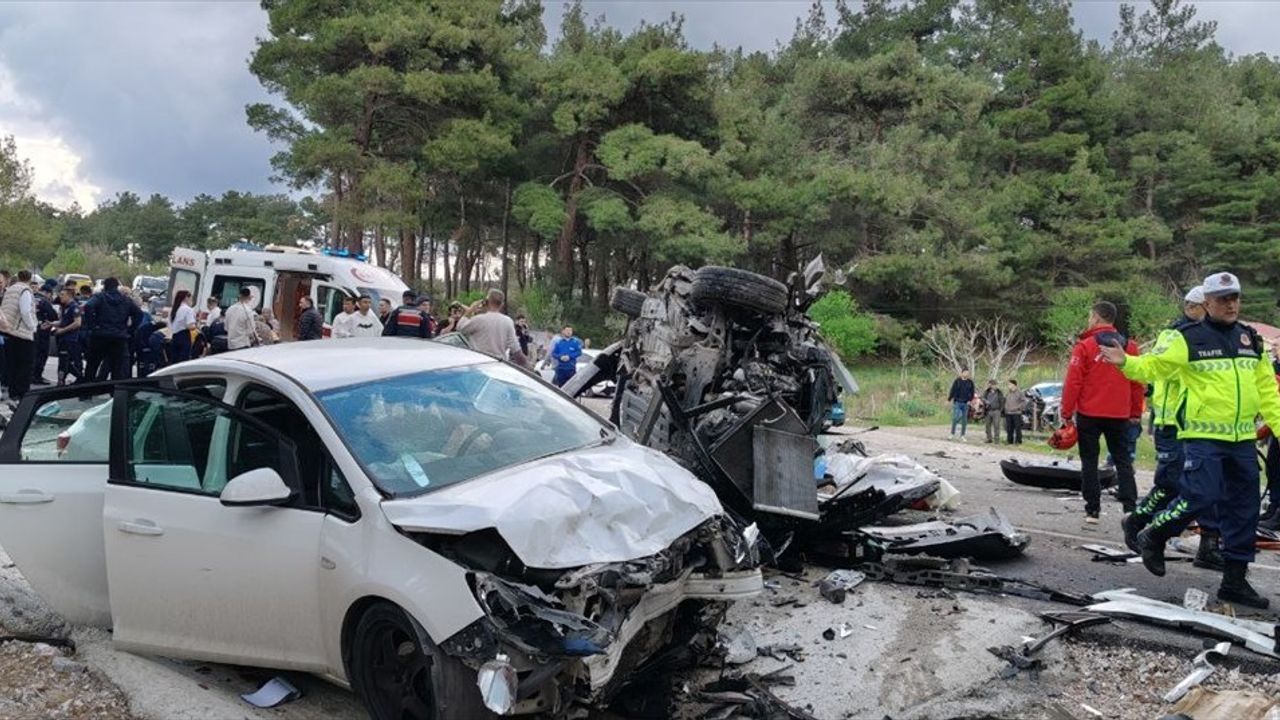 Balıkesir'de Zincirleme Trafik Kazası: 1 Ölü, 10 Yaralı
