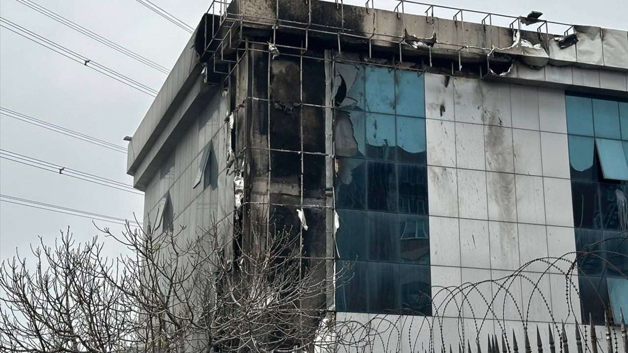 Başakşehir'de Sanayi Sitesinde Yangın Kontrol Altına Alındı