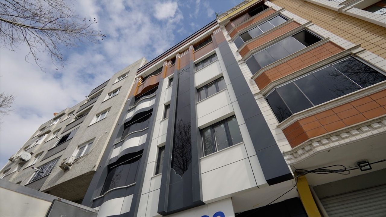 Bayrampaşa'da 'Yarısı Bizden Kampanyası' ile Aile Apartmanı Yenilendi