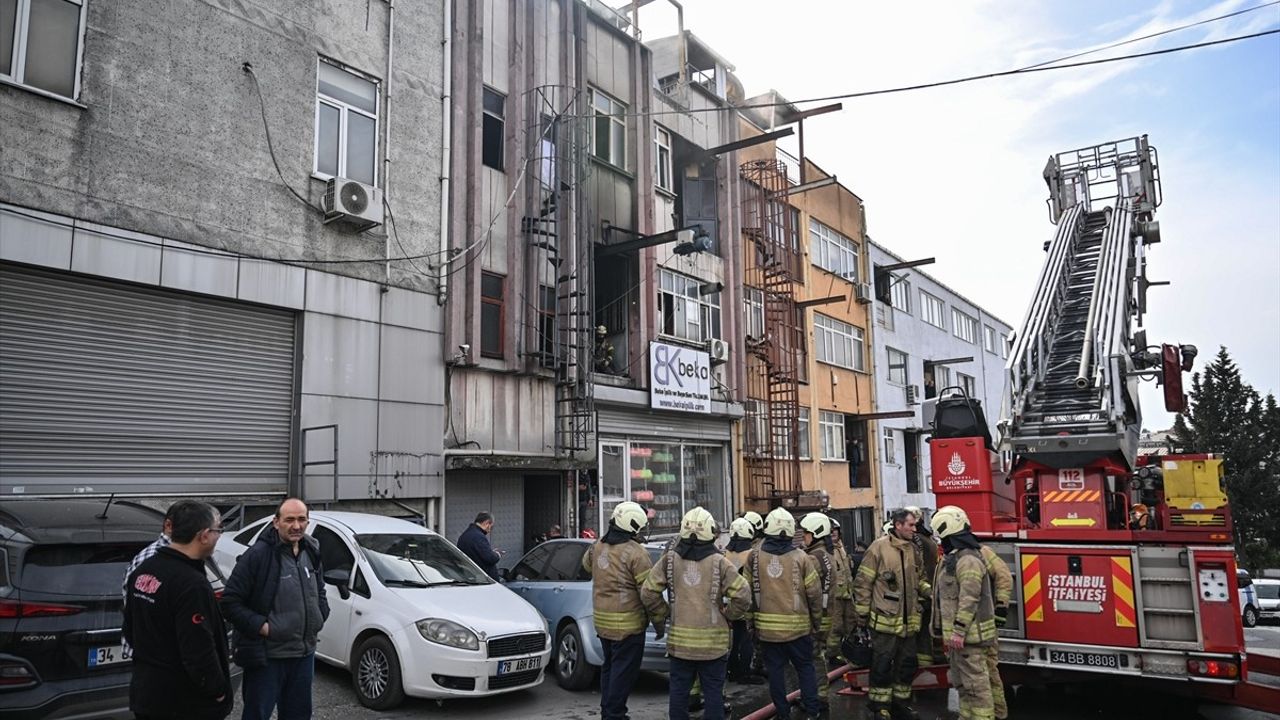 Bayrampaşa'daki Çorap İmalathanesindeki Yangın Kontrol Altına Alındı