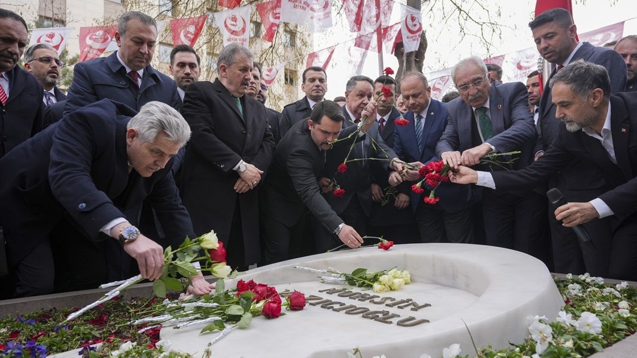 BBP Genel Başkanı Destici, Muhsin Yazıcıoğlu'nun Kabri'ni Ziyaret Etti
