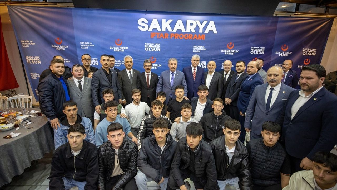 BBP Genel Başkanı Destici, Sakarya'da İftar Programında Hukuk ve Demokrasi Vurgusu Yaptı