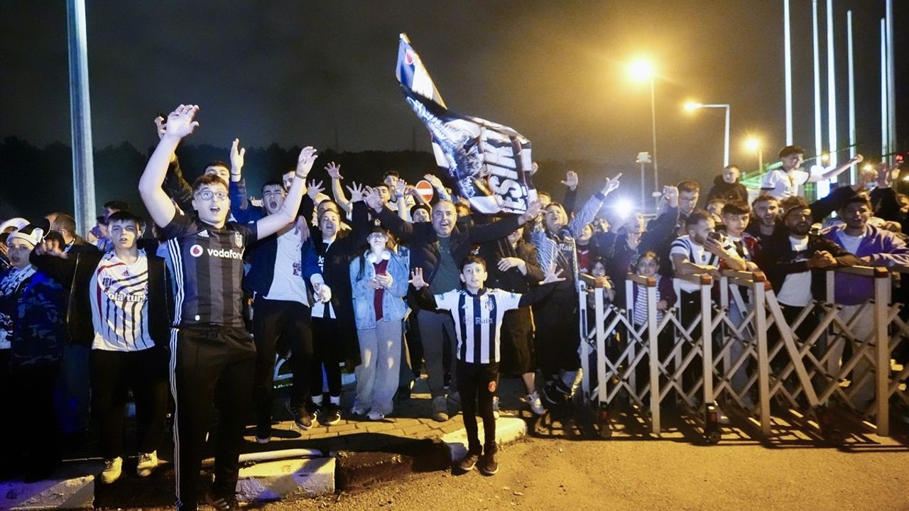 Beşiktaş Taraftarları, Galatasaray Zaferinin Ardından Takımı Coşkuyla Karşıladı