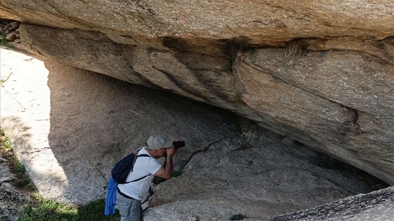 Beşparmak Dağları'nda 8 Bin Yılı Aşan Kaya Resimleri Keşfedildi
