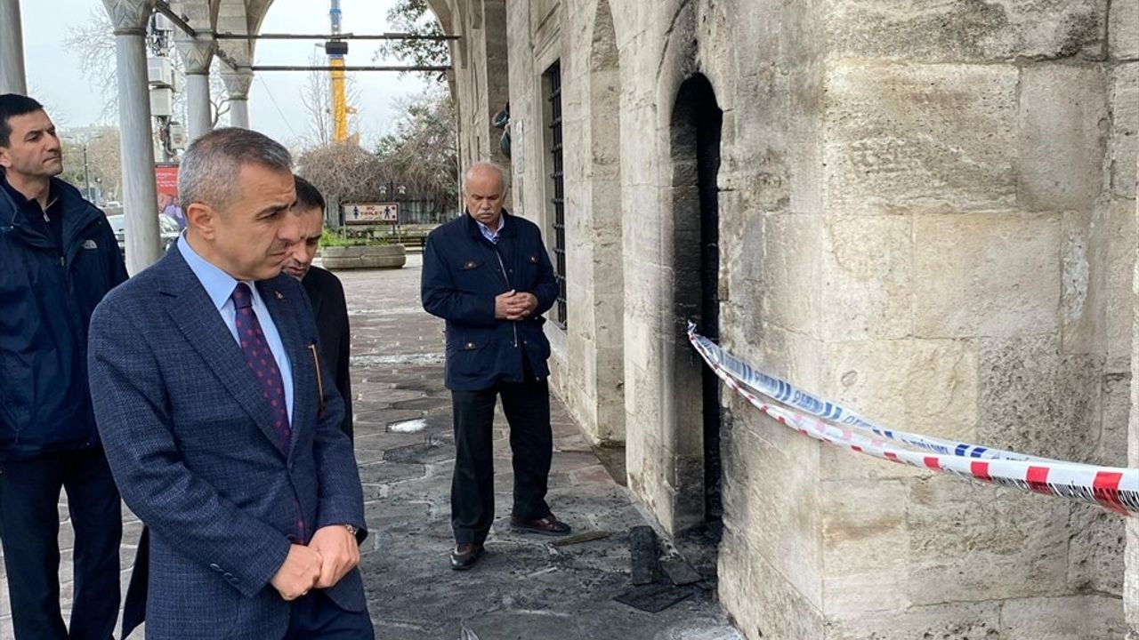 Beyoğlu'ndaki Tarihi Camide Yangın Korkuttu