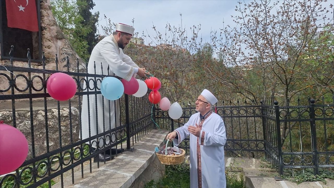Bilecik'te Minareden Şeker Sarkıtma Geleneği Yaşatılıyor