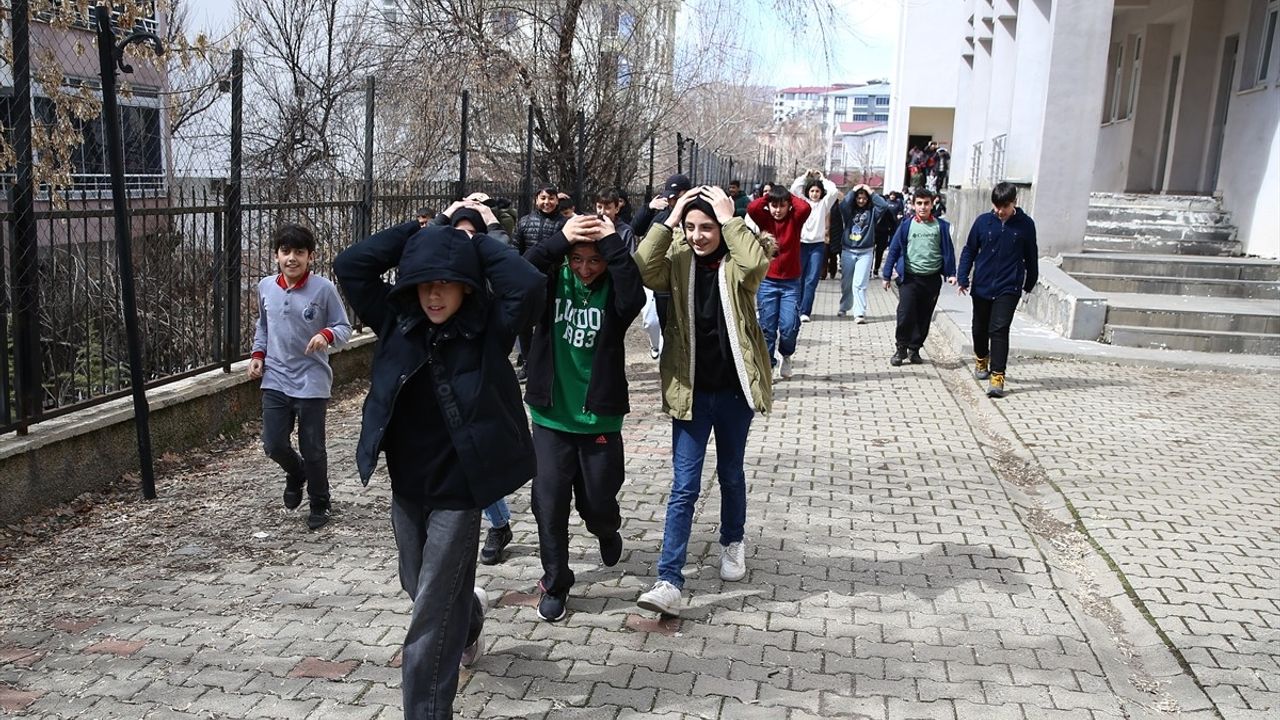 Bingöl'de 49 Okulda Deprem Tatbikatı Gerçekleştirildi