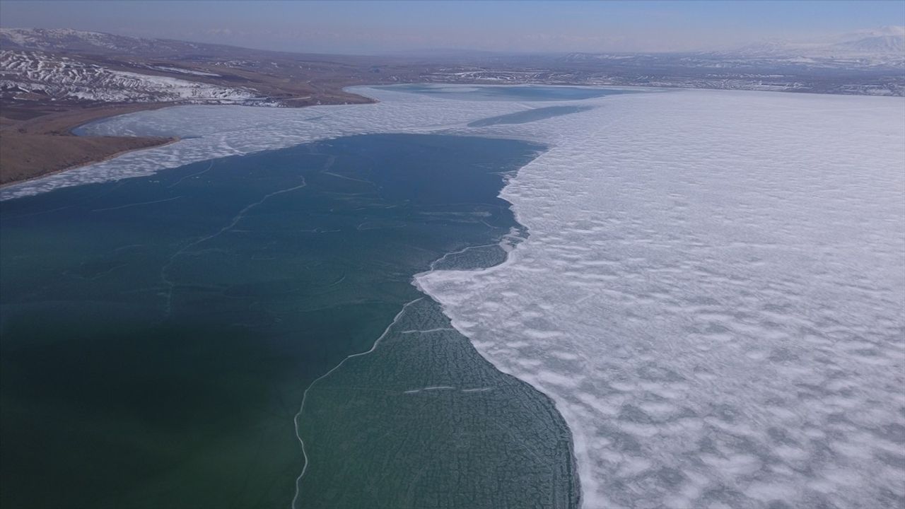 Bitlis'teki Nazik Gölü'nde Buza Veda: Kısmi Erime Gerçekleşti