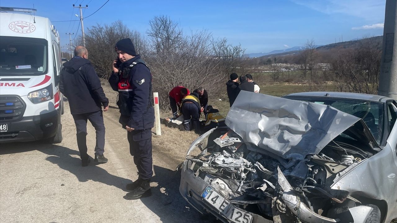 Bolu'da Kamyonetle Çarpışan Otomobilde Baba ve Oğlu Yaralandı
