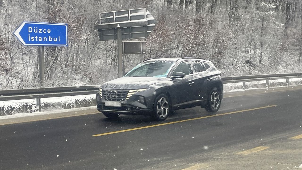 Bolu Dağı'nda Kar Yağışı Devam Ediyor! Karayolları Ekipleri Çalışmalara Devam Ediyor