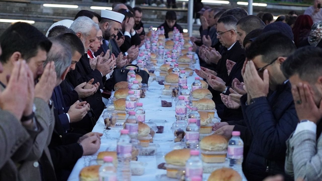 Bulgaristan'da 3 Bin Kişilik Kadir Gecesi İftarı Düzenlendi