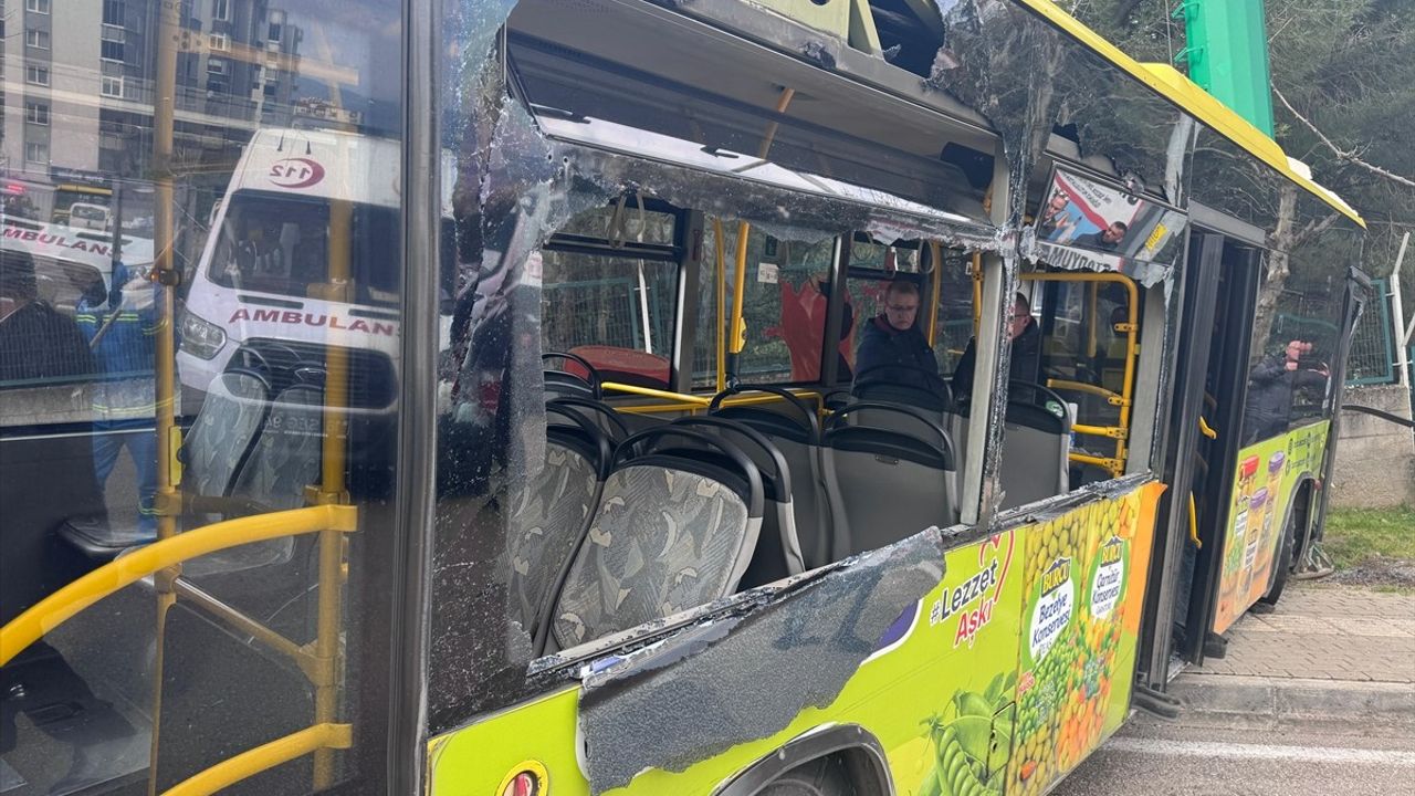 Bursa'da Halk Otobüsü Aydınlatma Direğine Çarptı: 8 Yaralı