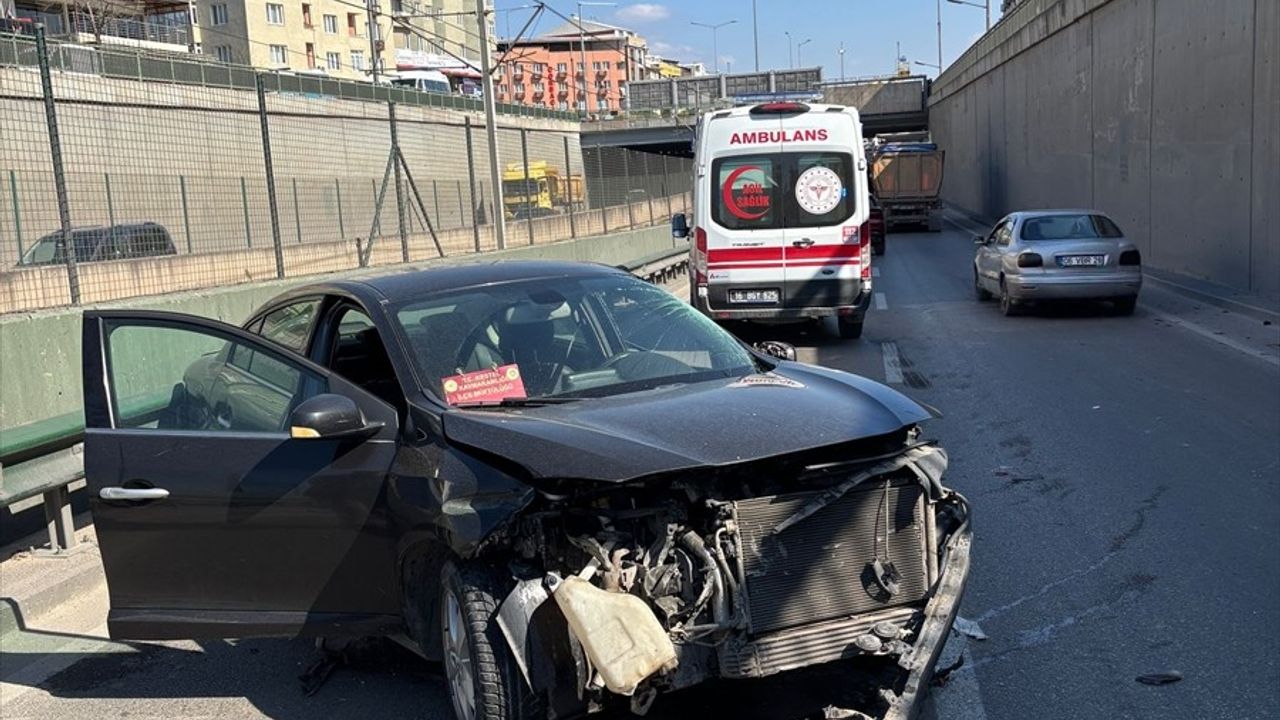 Bursa'da Kamyonla Otomobil Çarpıştı: Kestel İlçe Müftüsü Yaralandı