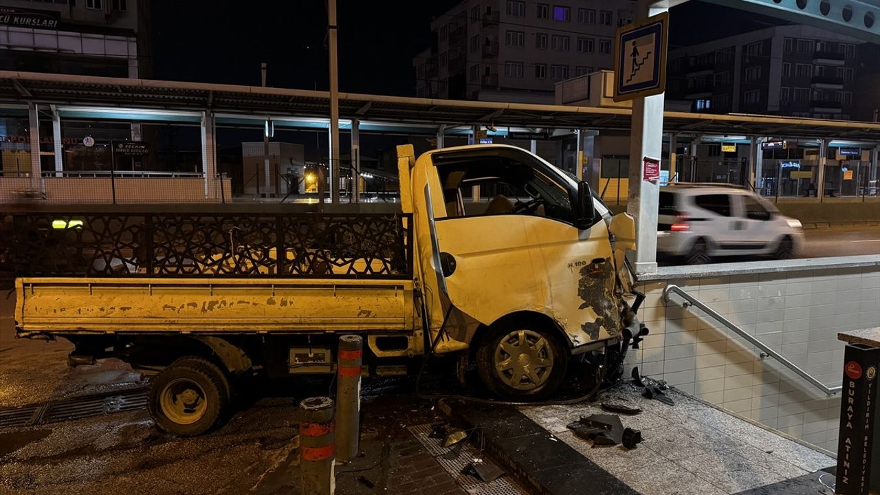 Bursa'da Servis Minibüsü ve Kamyonet Çarpıştı: 3 Yaralı