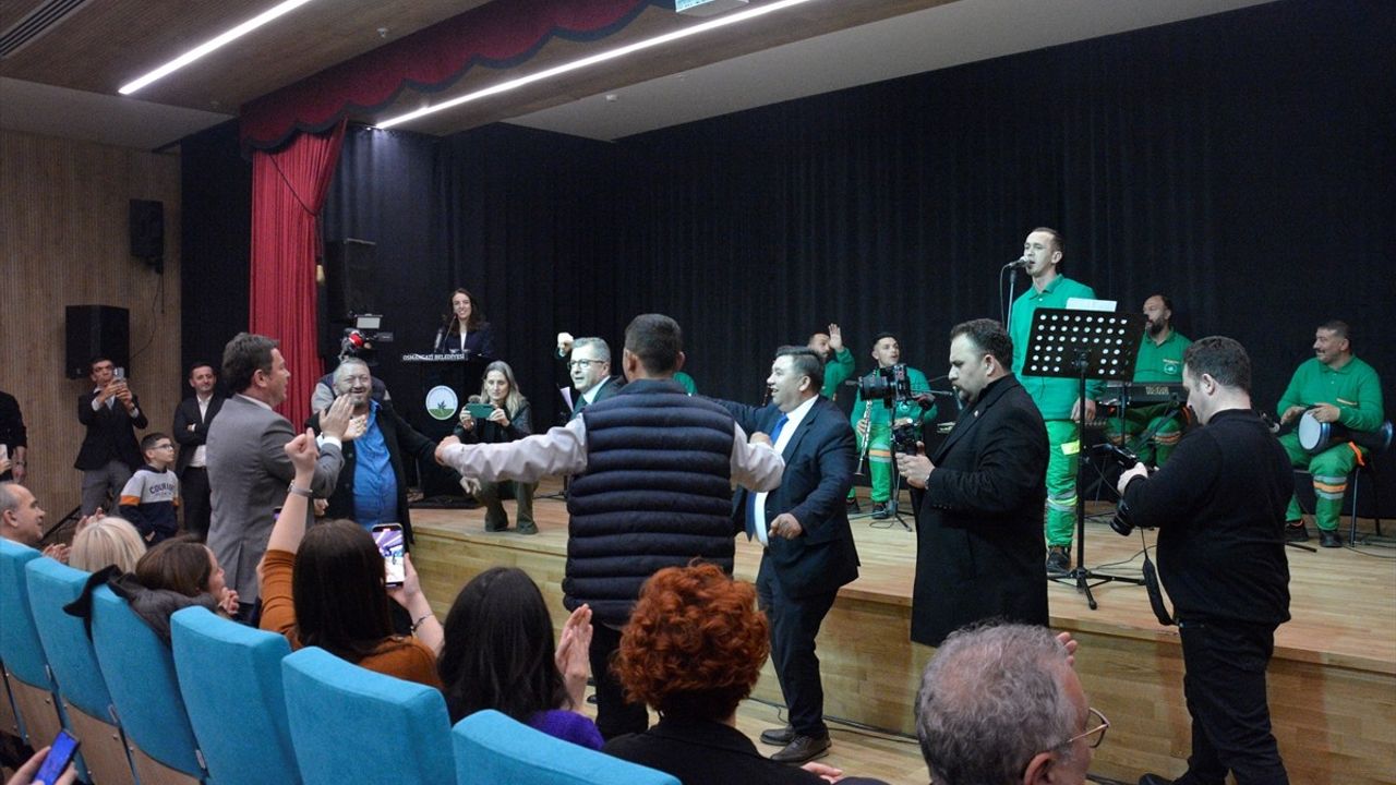 Bursa'da Temizlik İşçilerinden Oluşan Orkestra İlk Konserini Verdi