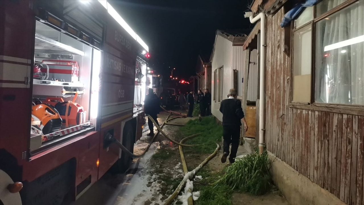 Bursa'da Yangın: 18 Ahşap Baraka Kullanılamaz Hale Geldi