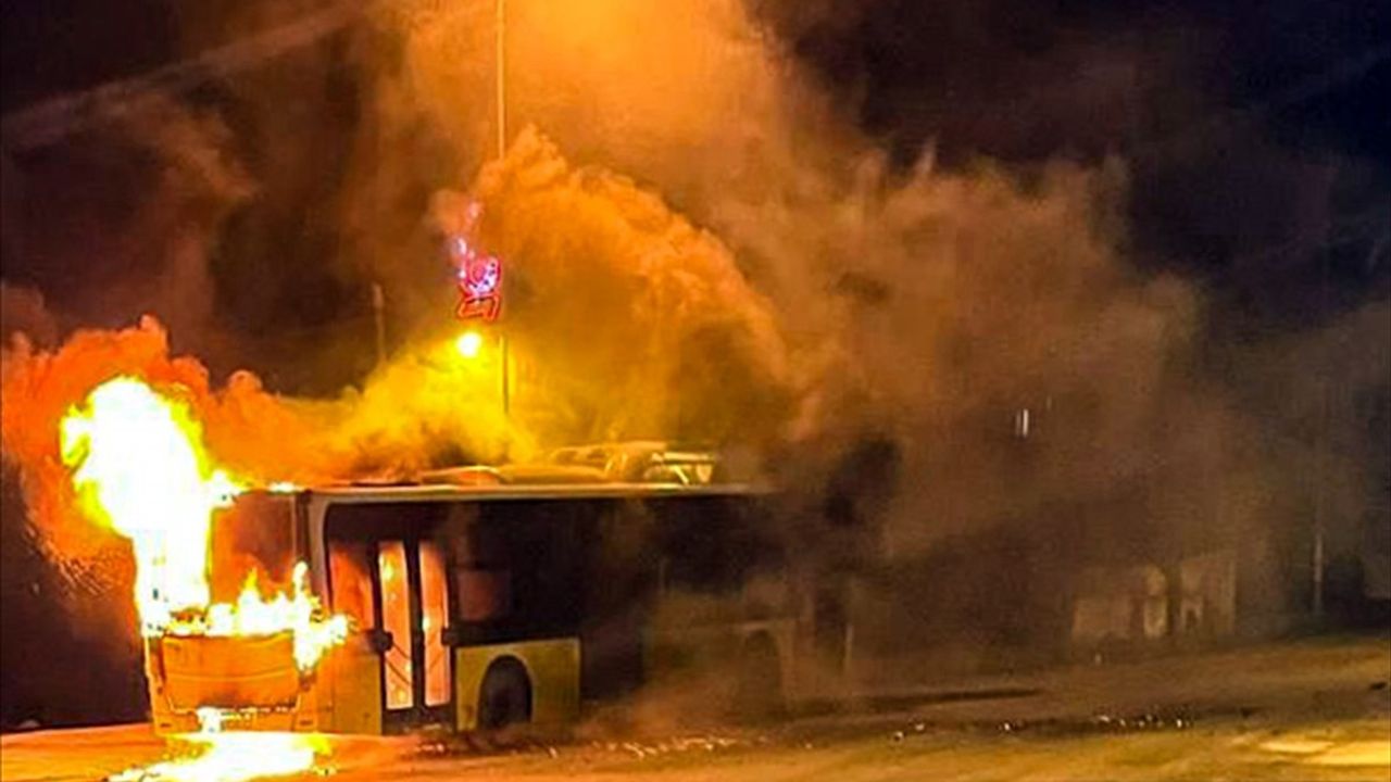Büyükçekmece'de Park Halindeki İETT Otobüsü Alev Alev Yandı