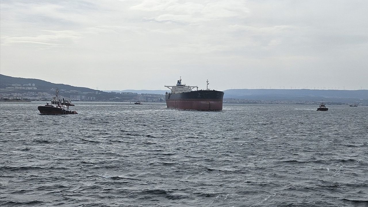 Çanakkale Boğazı'ndan Geçen 274 Metrelik Tanker Yalova'ya Yola Çıktı
