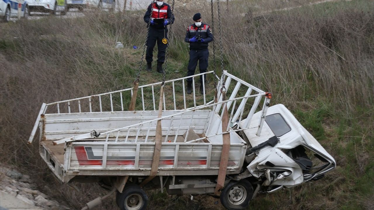 Çanakkale'de Alt Geçide Düşen Kamyonetin Sürücüsü Hayatını Kaybetti